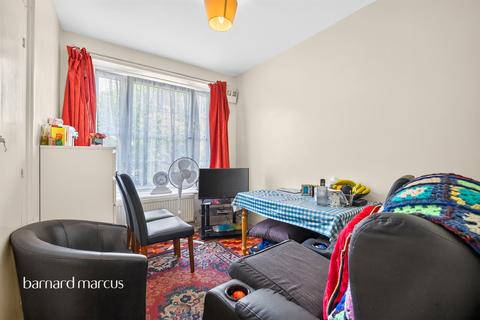 3 bed property, in Kennington Oval, £400,000