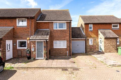 2 bed property, in Allen Court, £230,000