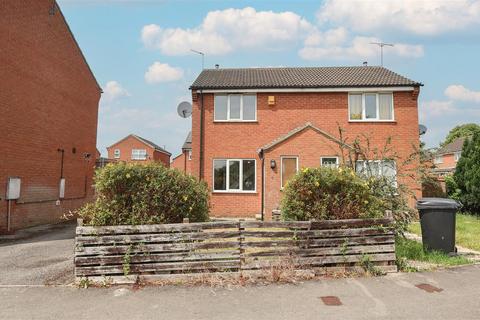2 bed property, in Rymer Way, £185,000