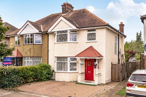 3 bed property, in Pinner Park Avenue, £725,000