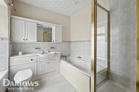 3 bed property, in Waterloo Terrace, £130,000