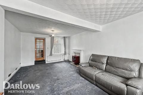 3 bed property, in Waterloo Terrace, £140,000