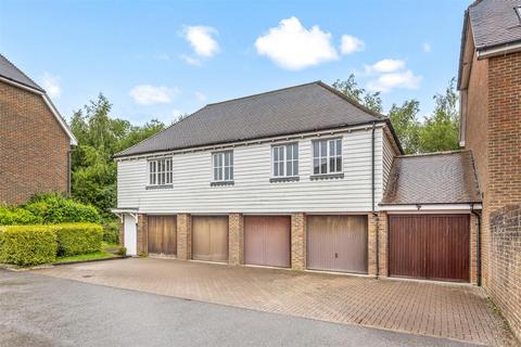 2 bed property, in Farriers Lea, £300,000