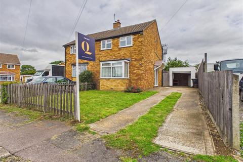 2 bed property, in Lyall Close, £315,000
