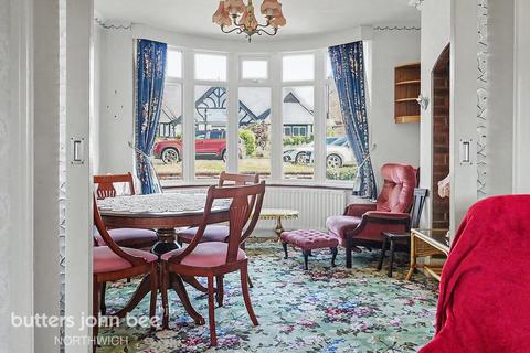 3 bed property, in Manchester Road, £280,000
