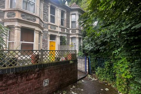 3 bed property, in 104 Chelsea Park, £200,000