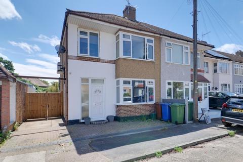 3 bed property, in Stanford Gardens, £375,000