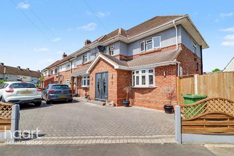 5 bed property, in Masefield Crescent, £650,000