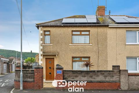 3 bed property, in Ruskin Avenue, £190,000