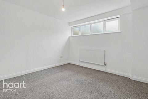 2 bed property, in The Broadway, £270,000