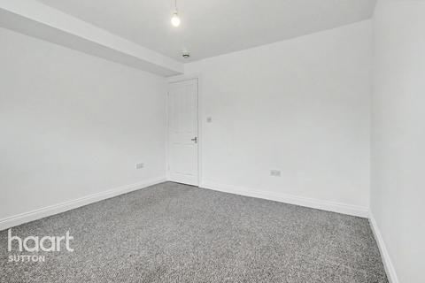 2 bed property, in The Broadway, £270,000