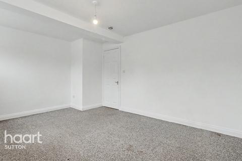 2 bed property, in The Broadway, £270,000