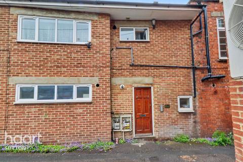 2 bed property, in The Broadway, £270,000