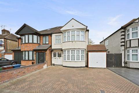 5 bed property, in Willowcourt Avenue, £800,000