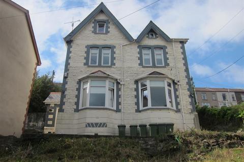 5 bed property, in Wood Road, £245,000