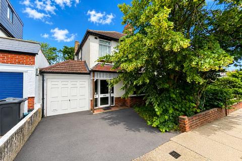 3 bed property, in Alexandra Crescent, £600,000