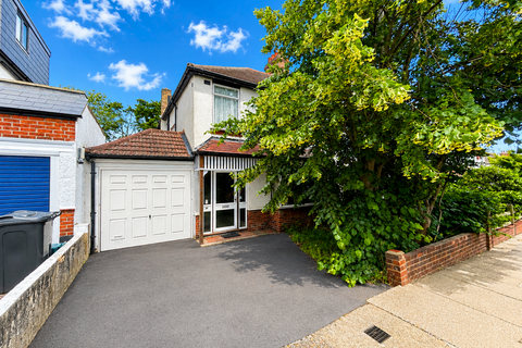 3 bed property, in Alexandra Crescent, £600,000