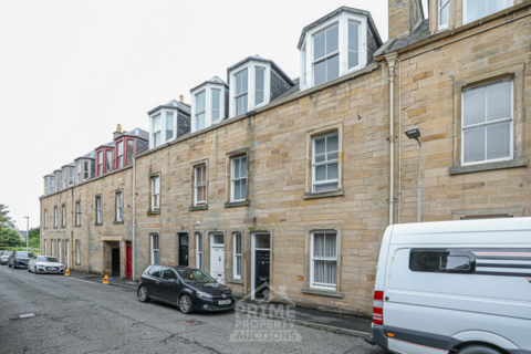 2 bed property, in Queen Mary’S Buildings, £70,000