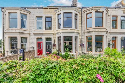 4 bed property, in Blackburn Road, £200,000