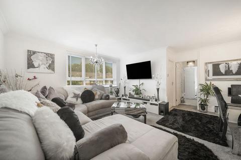 1 bed property, in Lennox Gardens, £270,000