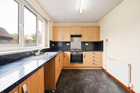 2 bed property, in Quarry Road, £100,000