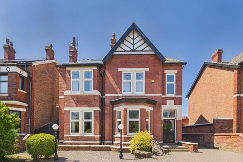 5 bed property, in Lethbridge Road, £600,000