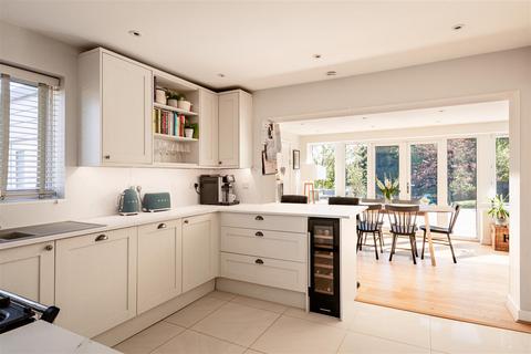 4 bed property, in Hazeldene Lane, £700,000