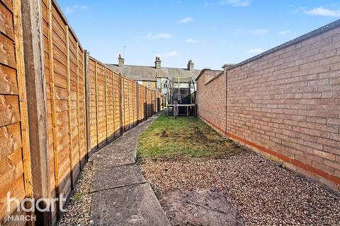 2 bed property, in Huntingdon Road, £170,000