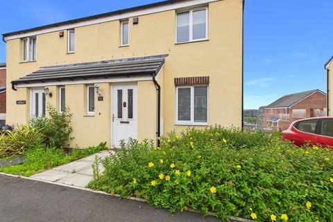 3 bed property, in Tasker Way, £205,000
