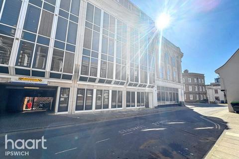 2 bed property, in Elm Street, £155,000