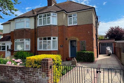 3 bed property, in Dolphins Road, £420,000