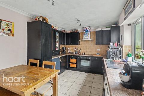 3 bed property, in Field Road, £230,000