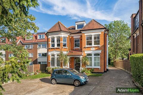 2 bed property, in Torrington Park, £450,000
