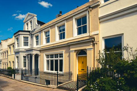 2 bed property, in East Ascent, £825,000