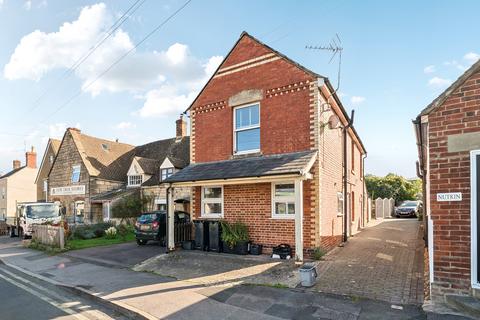 2 bed property, in High Street, £200,000