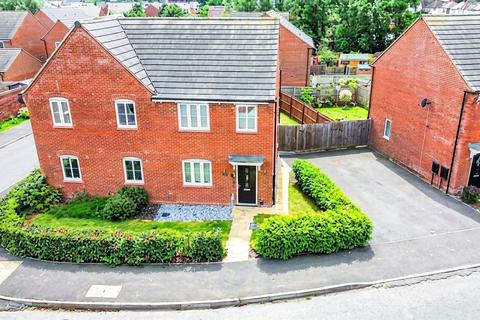 3 bed property, in Balmoral Way, £240,000