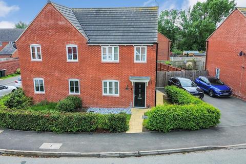 3 bed property, in Balmoral Way, £240,000
