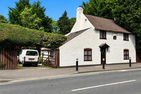 2 bed property, in Inglemire Lane, £200,000