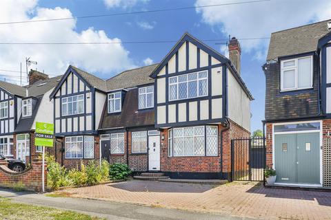 3 bed property, in College Gardens, £700,000