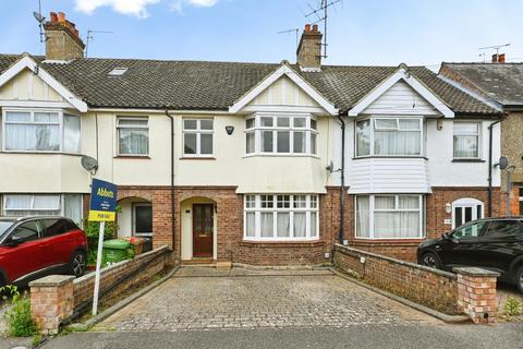 3 bed property, in Avenue Road, £250,000