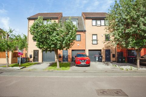 4 bed property, in Stables Way, £220,000