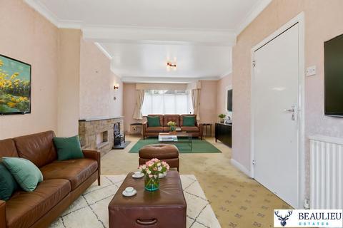 4 bed property, in Chigwell IG7, £900,000