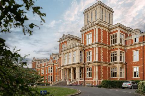 2 bed property, in Royal Earlswood Park, £350,000
