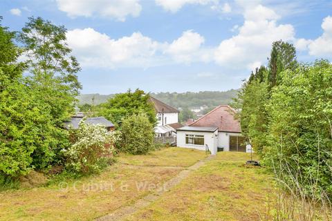 2 bed property, in Valley Road, £400,000