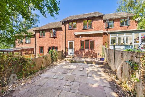3 bed property, in Riverdale Court, £225,000