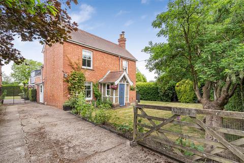 3 bed property, in Main Street, £650,000