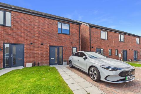 2 bed property, in Swallow Drive, £180,000