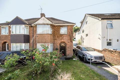 3 bed property, in Chairborough Road, £400,000