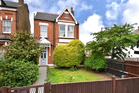 2 bed property, in Lordship Lane, £725,000