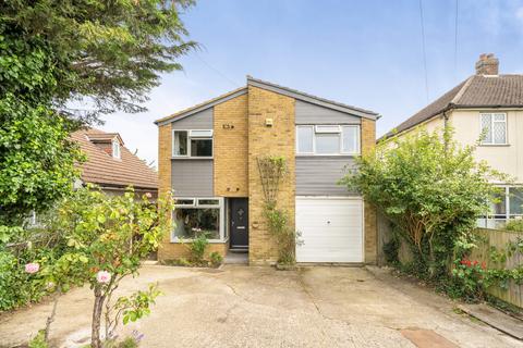5 bed property, in Walnut Way, £700,000